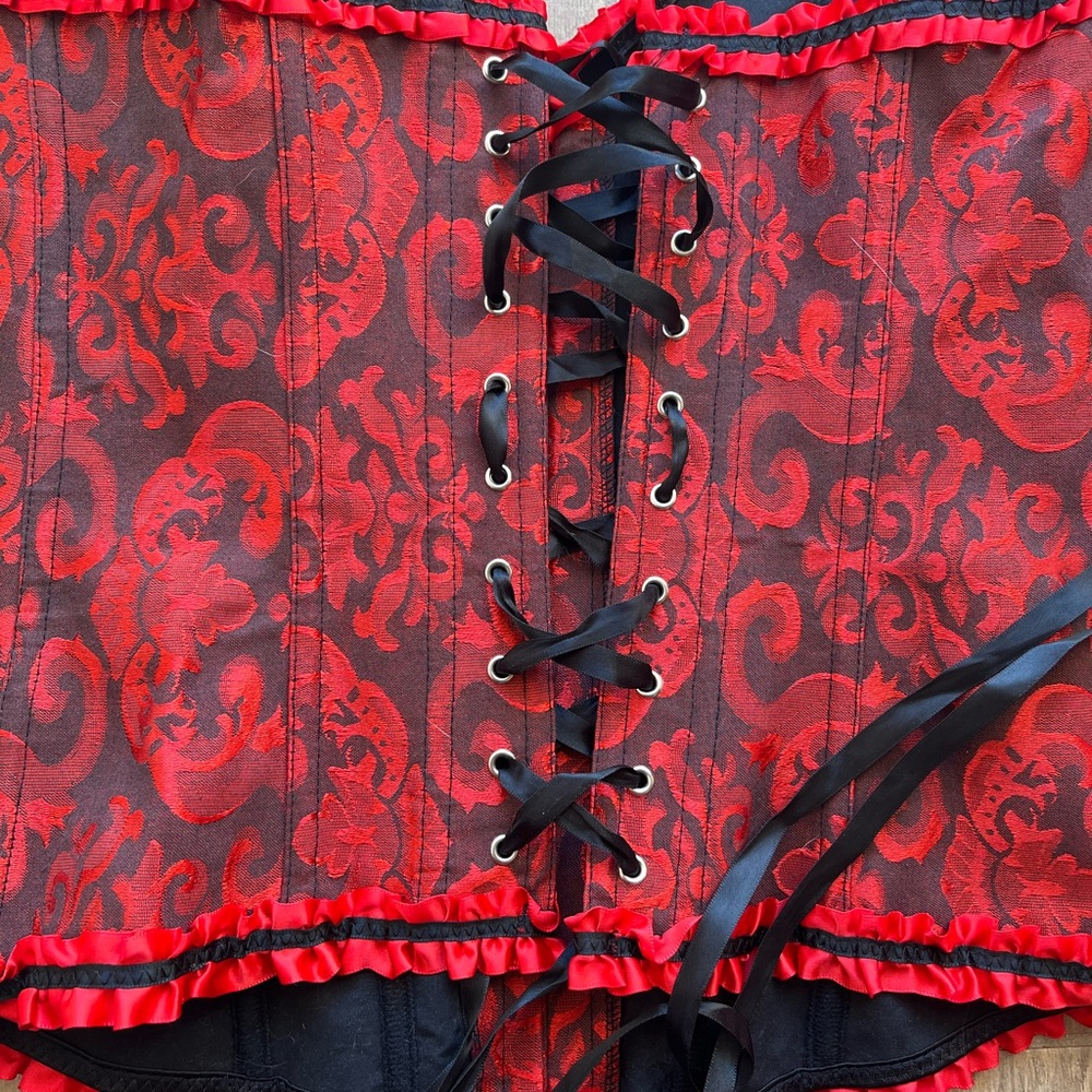 BOUTIQUE black & red paisley lace up corset with ruffle hem accent - Picture 6 of 7